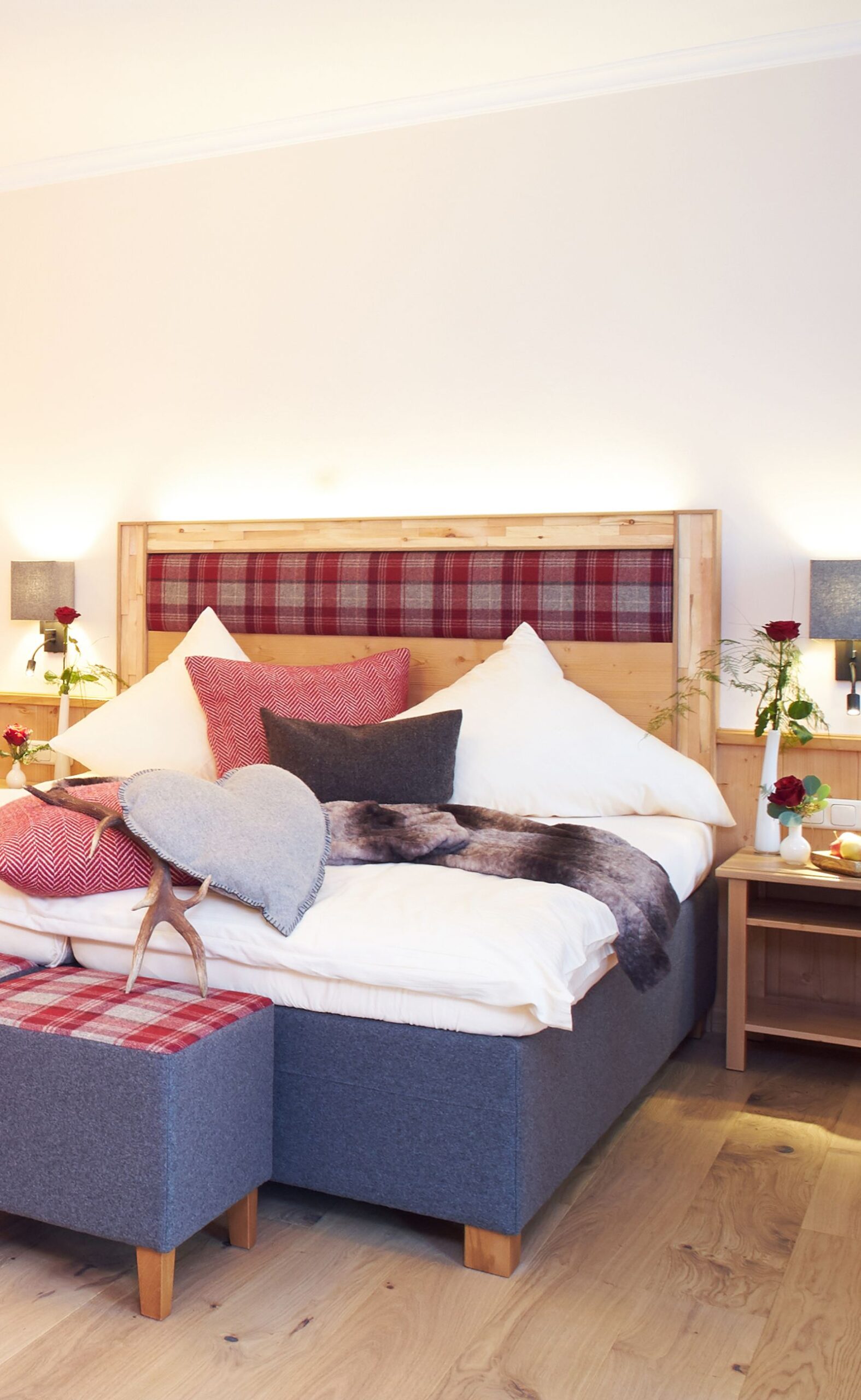 Gemütliches Schlafzimmer im Hotel mit stilvollem Ambiente und warmen Farben für entspannte Nächte Schlafzimmer im Hotel mit einem großen Bett, dekorativen Kissen und einem rustikalen Holzstil für einen erholsamen Aufenthalt.