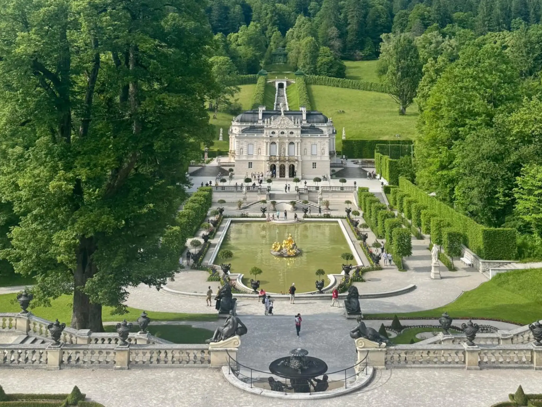 Der Schlosspark zeigt das elegante Schloss mit schönen Gartenanlagen und Skulpturen, ideal für einen Besuch im historischen Garten.