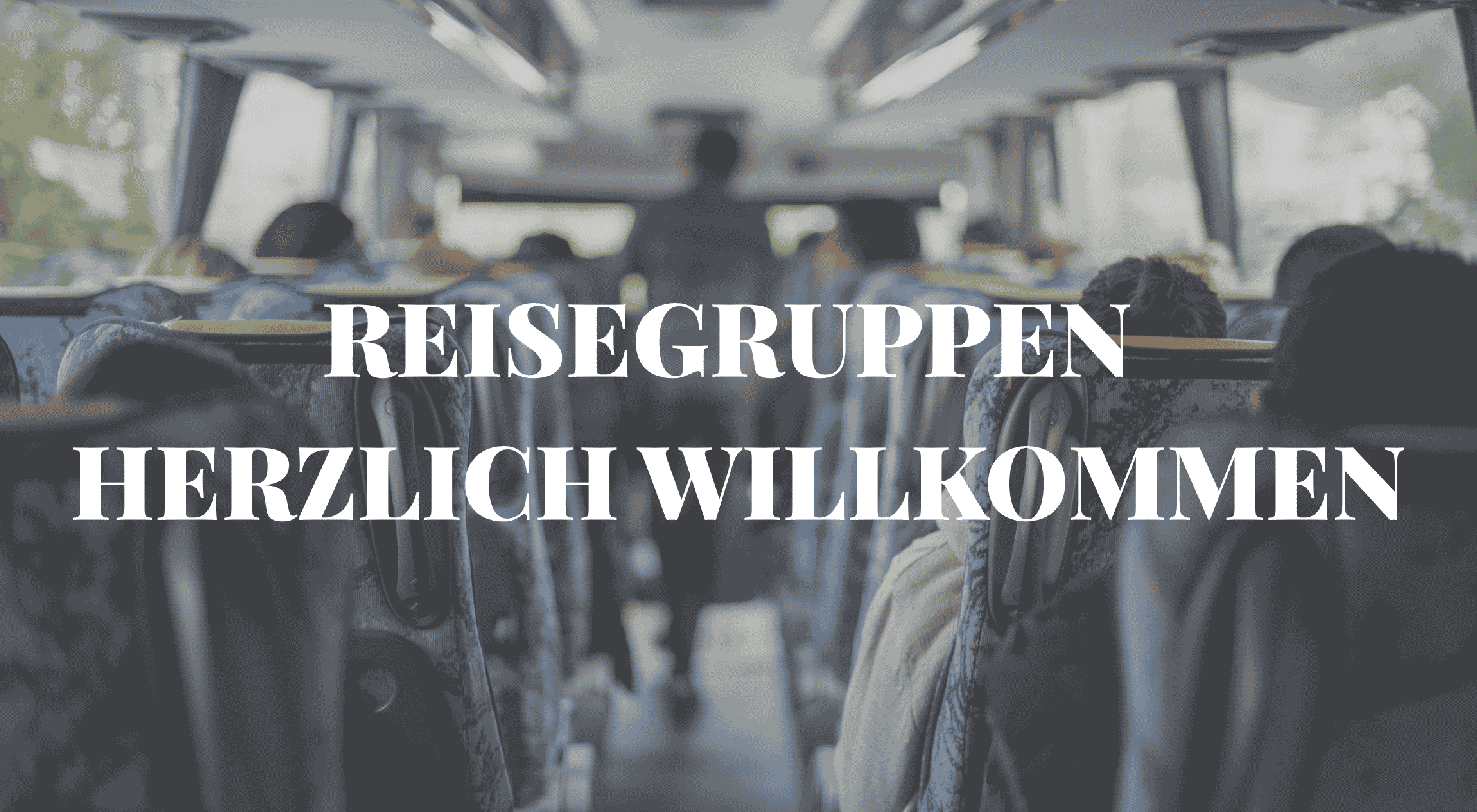 Willkommen in unserem modernen Reisebus für Gruppenreisen und Ausflüge. Innenansicht eines modernen Reisebusses, der für Gruppenreisen gestaltet ist, mit Platz für viele Passagiere.